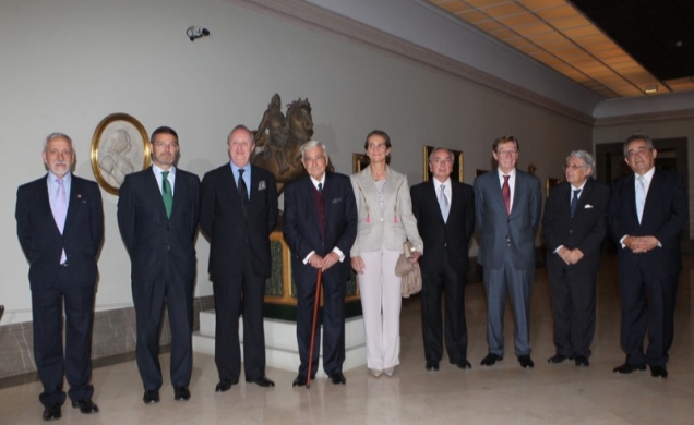 Doña Elena junto al director de la Real Academia de Bellas Artes de San Fernando, premiados y resto de invitados al acto
